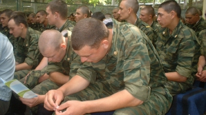 Lucru în câmp în loc de serviciu militar: Şase soldaţi erau obligaţi să lucreze într-o gospodărie