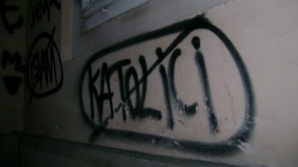 Membrii unei organizaţii de tineret din Bălţi au şters mai multe inscripţii de pe blocuri 