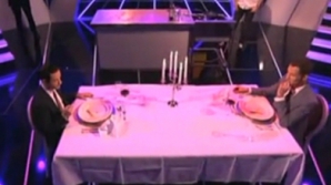 Canibalism la TV: Doi prezentatori olandezi au mâncat carne unul de la celălalt (VIDEO)