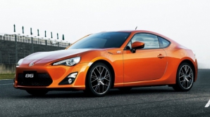 GT 86 se întâlneşte cu primul model sport produs de Toyota VIDEO