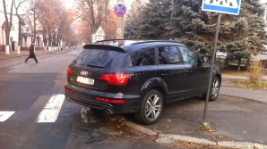 Martor ocular: Audi Q7 parcat în intersecţie, pe trecerea pentru pietoni 