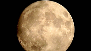 Doi cercetători americani vor să studieze Luna ca să descopere urme ale civilizaţiilor extraterestre 