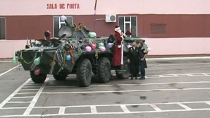 Moş Crăciun a schimbat sania pe o maşină blindată şi a venit la militarii brigăzii cu destinaţie specială "Fulger"