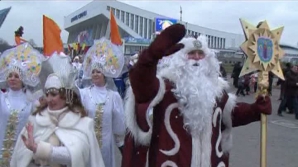 Spirit de sărbătoare în Belarus: Peste 700 de Moşi Crăciun şi Albe ca Zăpada au defilat pe străzile oraşului Minsk