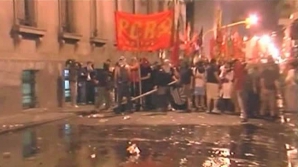 Au încercat să incendieze uşa Parlamentului în timp ce legiuitorii supuneau votului noua Lege a învăţământului