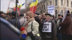 Sute de revoluţionari au protestat în Piaţa Victoriei din Bucureşti 
