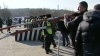 (VIDEO) Protestatarii de la Vadul lui Vodă au scos barierele de metal: "La râpă cu ele!" 