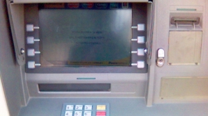 Hoţi ingenioşi: Au săpat un tunel ca să ajungă la un bancomat