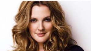 Actriţa Drew Barrymore s-a logodit 