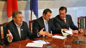 "Filat, Ghimpu şi Lupu - nişte râsuri politice". Cer demisia lui Alexandru Tănase şi actualei componenţe a CEC