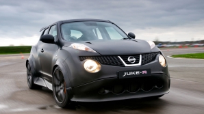 Nissan Juke-R, mai rapid decât trei supercaruri VIDEO