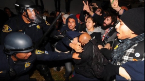 Aproximativ 300 de oameni au fost arestaţi în urma unei manifestaţii din oraşul Oakland