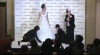Model pentru o zi: Miki Ando a prezentat colecţia de rochii de mireasă a unui renumit designer din Japonia