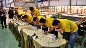 Campioni la mâncat ciocolată: Zece tineri au încercat să doboare un record mondial