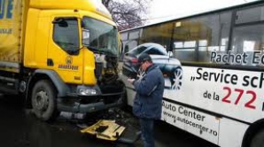 Tragedie pe drumurile din Palestina: Cel puţin zece copii au murit, după ce un autobuz s-a ciocnit cu un camion