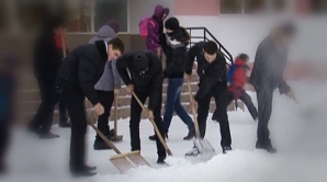 Elevii Liceului "George Coşbuc" din Bălţi s-au alăturat campaniei "Pune mâna pe lopată"