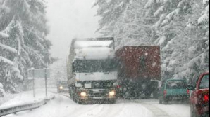 25 de camioane din Moldova au rămas blocate în nămeţii din România