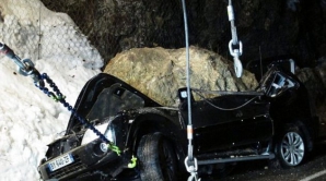 Supravieţuire miraculoasă: Un bărbat a rămas în viaţă, după ce maşina sa a fost strivită de o stâncă