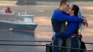 Dragostea pluteşte în aer în toate colţurile lumii:  Doi tineri din Australia au spus "DA" la o înălţime de peste 130 de metri