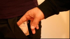 Doi inspectori ai poliţiei criminale, cercetaţi de Anticorupţie pentru mită