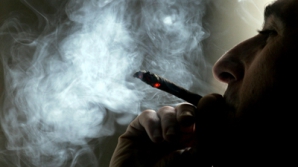 Asistenţă gratuită pentru fumători: Autorităţile vor să reducă numărul acestora cu 12 la sută până în 2016