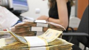 Trei angajate ale unei bănci au furat 1.000.000 de lei din conturile clienţilor