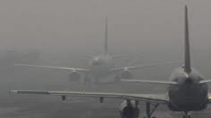 Sute de zboruri anulate sau amânate din cauza ceţii şi a poluării