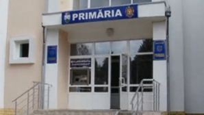 Lux pe timp de criză la Făleşti: Oraşul nu are apeduct şi străzi iluminate, iar primarul vrea maşină nouă