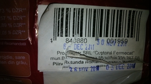 Reţinuţi în timp ce falsificau termenul de valabilitate la produsele alimentare VIDEO