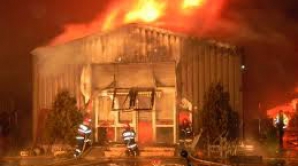 Incendiu de proporţii la o fabrică de materiale plastice în Chile