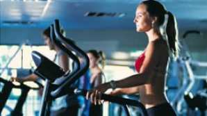 (VIDEO) Moldovenii dau năvala în sălile de fitness: Bărbaţii îşi fortifică muşchii, femeile îşi subţiază silueta