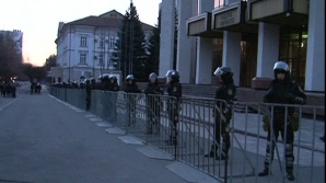 Gard de protecţie în jurul Parlamentului. Poliţiştii sunt şi ei prezenţi  