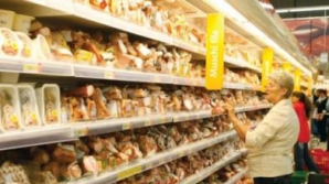 Comercianţii ar putea fi obligaţi să indice preţul produsului în valută naţională