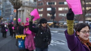 Zeci de oameni au protestat în faţa sediului ONU de la New York