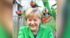 Merkel, asaltată de papagali FOTO