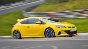 Opel Astra OPC - prima imagine oficială cu sportiva germană pe circuit (FOTO)