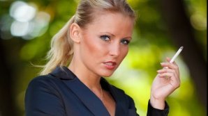 De ce femeile renunţă greu la fumat?