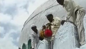 Copii aruncaţi de la 10 metri înălţime, în ritualul barbar "care aduce noroc şi prosperitate" VIDEO   