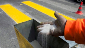 La Berna, autorităţile au pus cristale Swarovski în vopseaua pentru trecerile de pietoni