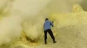 Cel mai periculos loc de muncă din lume VIDEO