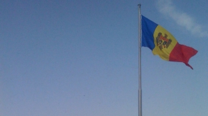 AFLĂ câte milioane a plătit statul pentru arborarea imensului drapel din faţa Guvernului 