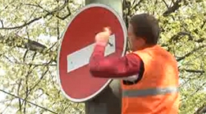 Iaca este, iaca nu-i! Indicatorul de pe strada Alexei Mateevici, care interzice circulaţia în ambele sensuri, demontat din nou 