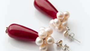 Cerceii cu perle ai amantei regelui Carol al II-lea al României au fost găsiţi în Anglia 