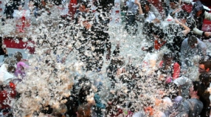 Peste 100 de oameni s-au bătut cu perne în Taiwan