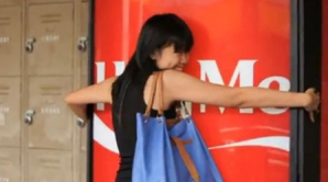 Inedit! Automat care oferă băuturi răcoritoare contra îmbrăţişărilor VIDEO