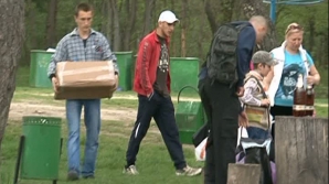 Răposaţii au fost pomeniţi nu doar la cimitire. În memoria lor s-a băut şi în parcuri