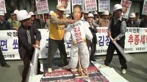 Protest la Seul: Manifestanţii au incendiat drapelul Coreei de Nord şi o papuşă ce îl înfăţişa pe liderul de la Phenian