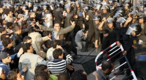 Mii de persoane au manifestat noaptea trecută pe străzile oraşului Cairo 