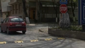 Limitatorul de viteză de pe strada Mihai Eminescu creează incomodităţi! Maşinile stopeză chiar pe trecerile de pietoni