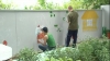 De la puşcărie la grădiniţă! Cinci deţinuţi ai penitenciarului din Cricova au pictat gardul de la creşa din localitate